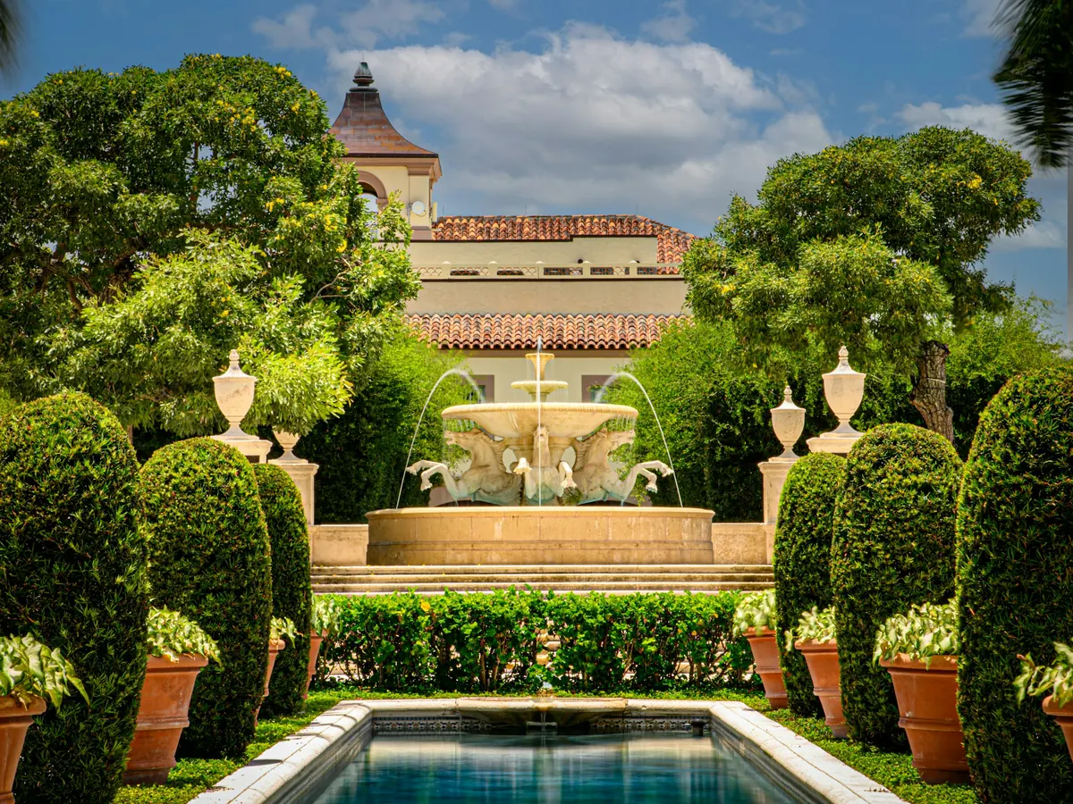 Palm Beach hotel garden with fountain and palms